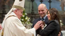 El Papa Francisco bendice a una familia. Foto: Vatican Media