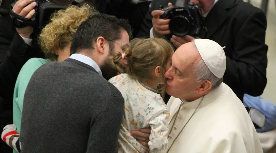 El Papa Francisco saluda a una familia en la audiencia general de hoy. Foto Petrik Bohumil / ACI Prensa