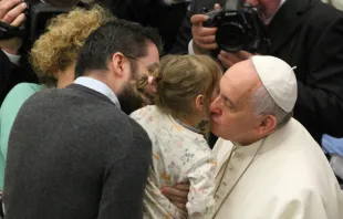El Papa Francisco saluda a una familia en la audiencia general de hoy. Foto Petrik Bohumil / ACI Prensa 