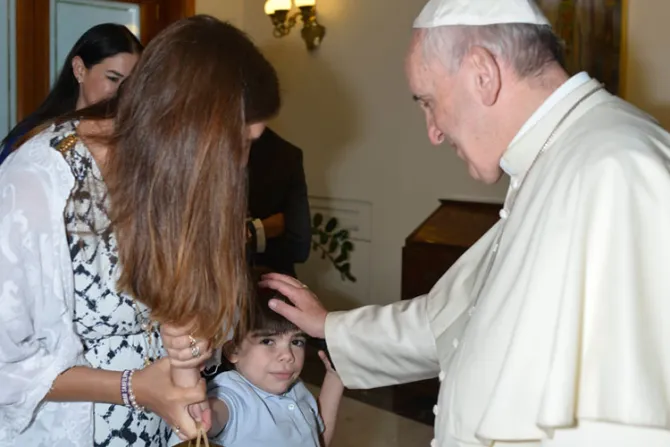 Papa Francisco alienta a madre mexicana ante grave enfermedad de su hijo de cinco años