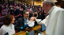 Patrizia, Massimo y Davide Paloni con el Papa Francisco en el aula del Su00ednodo. Foto L'Osservatore Romano