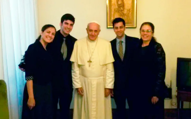 El Papa Francisco y la familia de Oswaldo Payá en el Vaticano (Foto MCL)