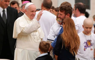 El Papa bendice a una familia. Foto: Daniel Ibu00e1u00f1ez / ACI Prensa 