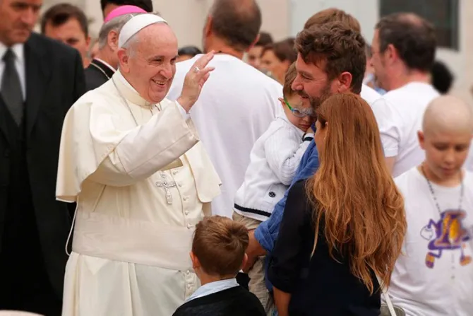 No hay nada más hermoso en la vida que casarse y formar una familia, dice el Papa