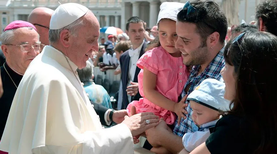El Papa saluda a una familia. Foto: L'Osservatore Romano