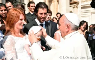 El Papa bendice a una familia (Foto L'Osservatore Romano) 
