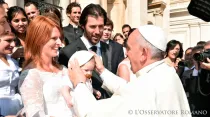 El Papa bendice a una familia (Foto L'Osservatore Romano)