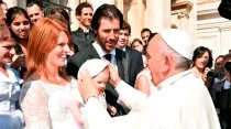 Papa Francisco saluda a una familia en la Plaza de San Pedro (Foto L'Osservatore Romano)