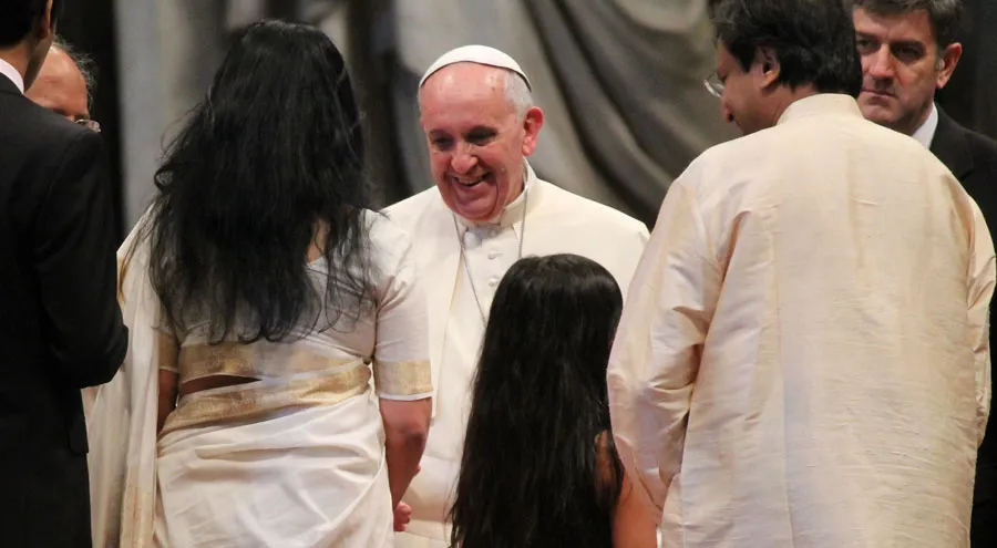 El Papa Francisco con una familia en el Vaticano (Foto Lauren Cater / ACI Prensa)?w=200&h=150