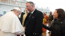 Papa Francisco con familiares de las víctimas del ISIS / Foto: L'Osservatore Romano