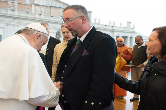 Familiares de víctimas del ISIS reciben consuelo del Papa Francisco en el Vaticano