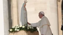 El Papa Francisco reza a los pies de la Virgen de Fátima en la audiencia general de hoy en la Plaza de San Pedro. Foto Daniel Ibáñez / ACI Prensa