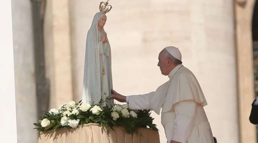 El Papa Francisco reza ante una imagen de la Virgen de Fátima. Foto: Daniel Ibáñez / ACI Prensa