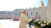 El Papa Francisco reza ante la Virgen de Fu00e1tima en la Plaza de San Pedro. Foto: L'Osservatore Romano