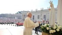 El Papa Francisco reza ante la Virgen de Fátima en la Plaza de San Pedro. Foto: L'Osservatore Romano
