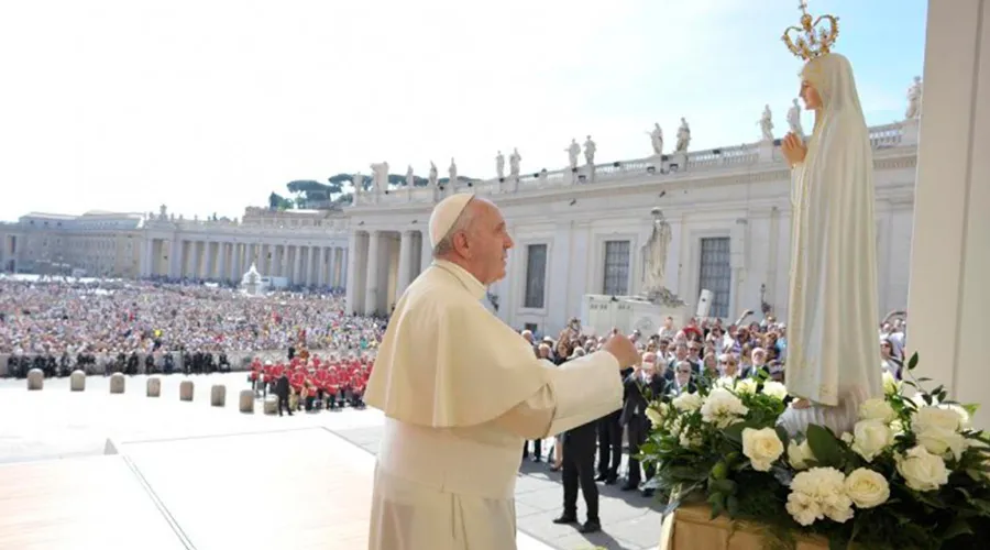 Papa Francisco reza ante la imagen de la Virgen de Fátima en el Vaticano. Foto: L'Osservatore Romano.