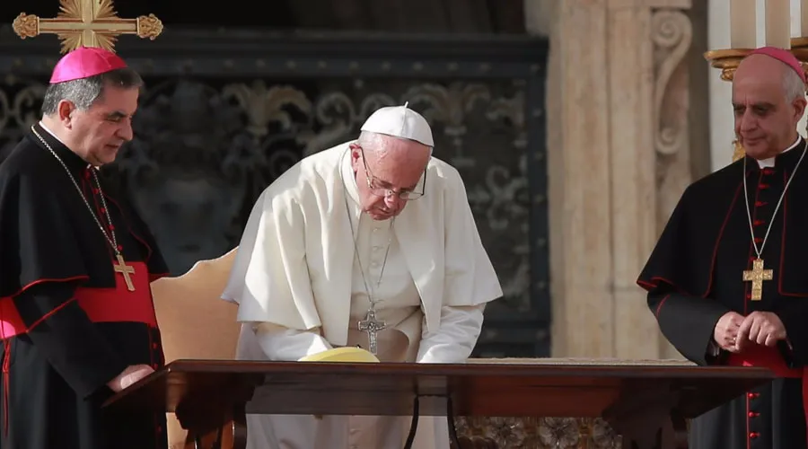 El Papa Francisco firma la Carta Apostólica Misericordia et misera / Foto: Daniel Ibáñez - ACI Prensa?w=200&h=150