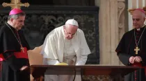 El Papa Francisco firma la Carta Apostólica Misericordia et misera / Foto: Daniel Ibáñez - ACI Prensa