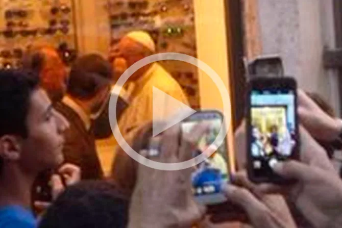 [VIDEO] Papa Francisco sale del Vaticano para renovar sus lentes en óptica y alborota Roma