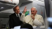 Alberto Gasbarri junto al Papa Francisco a bordo del aviu00f3n papal. Foto: Alan Holdren / ACI Prensa.