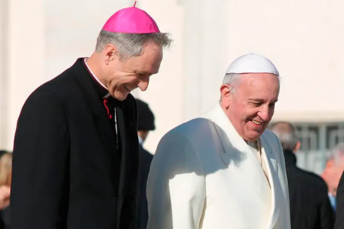 Veo a Francisco y Benedicto XVI como complementarios, afirma secretario de ambos papas