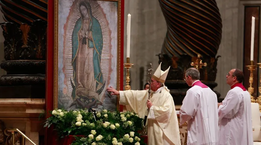 El Papa Francisco ante el cuadro de la Virgen de Guadalupe. Crédito: Daniel Ibáñez/ACI Prensa