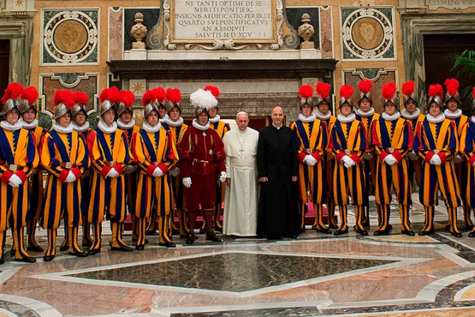 Papa Francisco a Guardia Suiza: Lleven siempre un Rosario y un Evangelio