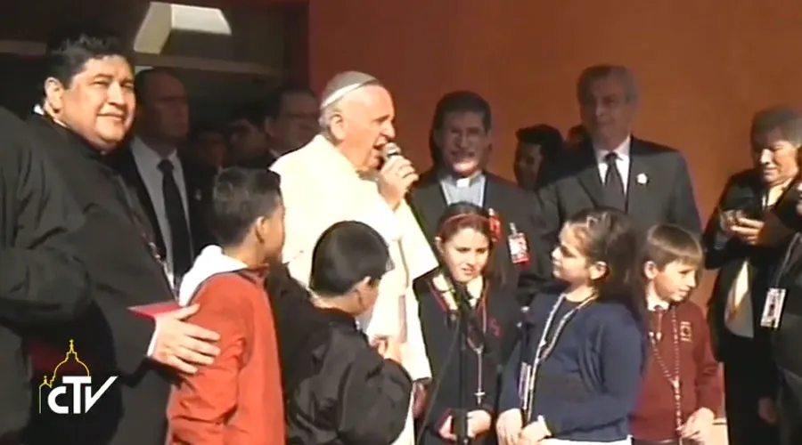 El Papa Francisco en los exteriores del hospital infantil que visitó esta mañana. Captura Youtube?w=200&h=150