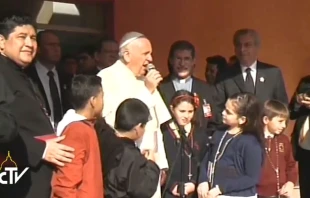 El Papa Francisco en los exteriores del hospital infantil que visitu00f3 esta mau00f1ana. Captura Youtube 
