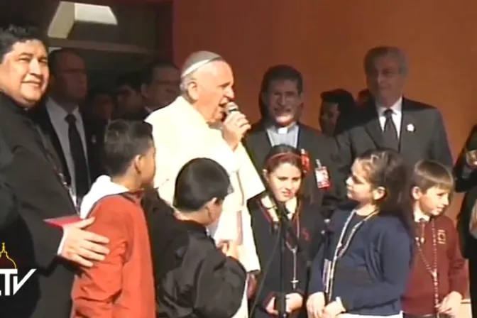 Seamos humildes y alegres como los niños, alienta el Papa en hospital infantil en Paraguay