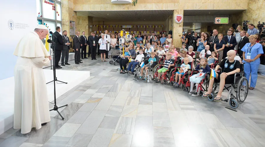 El Papa Francisco recibe un corazón de una de las niñas enfermas con quienes se encontró en el Hospital Pediátrico Pokocim de Cracovia / Foto: L'Osservatore Romano?w=200&h=150