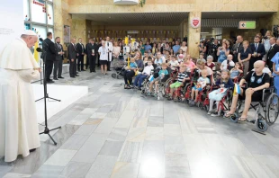 El Papa Francisco recibe un corazu00f3n de una de las niu00f1as enfermas con quienes se encontru00f3 en el Hospital Pediu00e1trico Pokocim de Cracovia / Foto: L'Osservatore Romano 