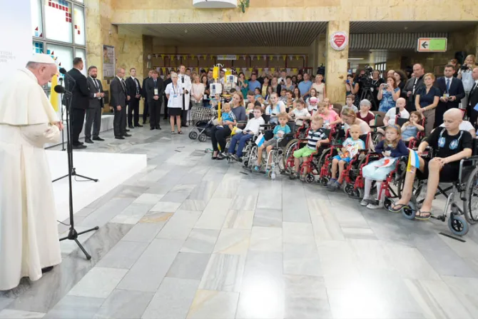 Papa Francisco en hospital de niños: Quien hace obras de misericordia no teme a la muerte