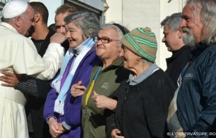 Papa Francisco con indigentes / Foto: L'Osservatore Romano 
