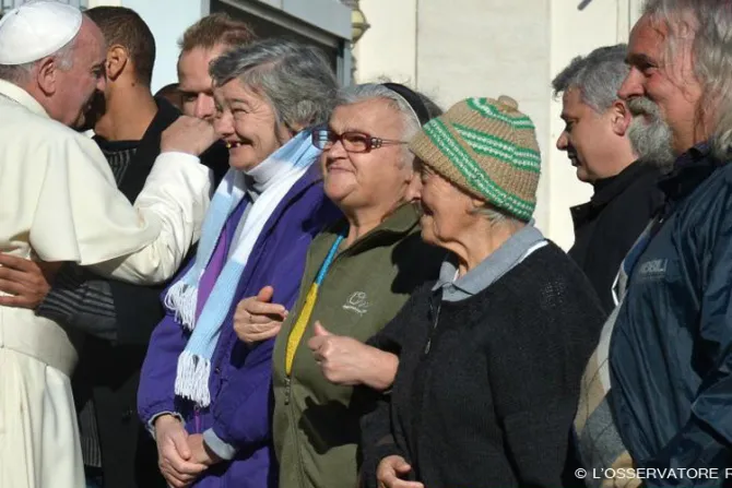 Papa Francisco saluda a 150 sintecho en la Capilla Sixtina: Esta también es su casa