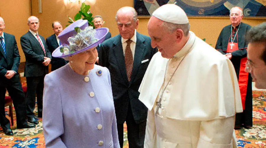 El Papa Francisco se reúne con la Reina Isabel II en el Vaticano, en abril de 2014. Crédito: Vatican Media