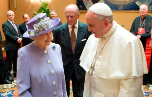 El Papa Francisco se reu00fane con la Reina Isabel II en el Vaticano, en abril de 2014. Cru00e9dito: Vatican Media 