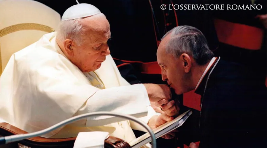 San Juan Pablo II con el entonces Arzobispo Jorge Bergoglio - Crédito: L'Osservatore Romano?w=200&h=150