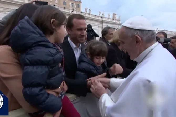 VIDEO: El Papa bendice en el Vaticano al actor Joseph Fiennes de “Risen”