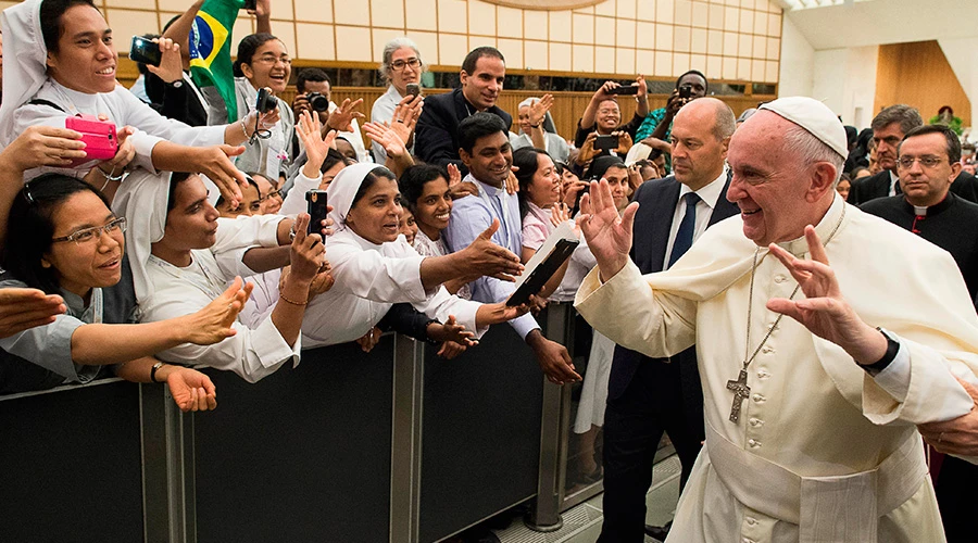 El Papa Francisco con un grupo de jóvenes en el Aula Pablo VI. Foto: L'Osservatore Romano?w=200&h=150