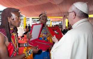 Papa Francisco en el encuentro con los ju00f3venes en el Estadio Kasarani / Foto: L'Osservatore Romano 