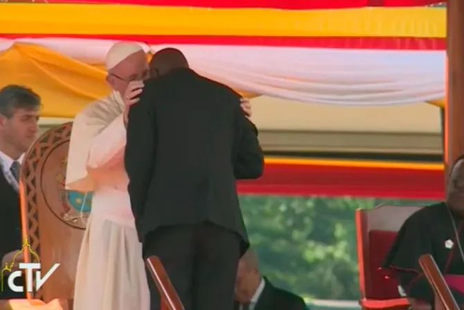 La oración es el arma más fuerte que tienen los jóvenes, dice el Papa en Uganda