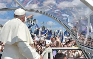 El Papa Francisco saluda a cientos de jóvenes. Foto: L'Ossservatore Romano 