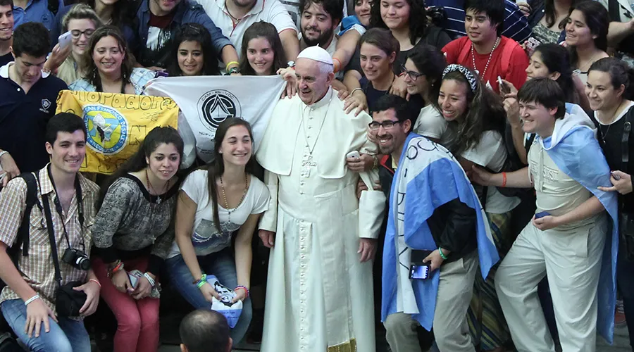 Papa Francisco con jóvenes / Foto: Bohumil Petrik (ACI Prensa)?w=200&h=150