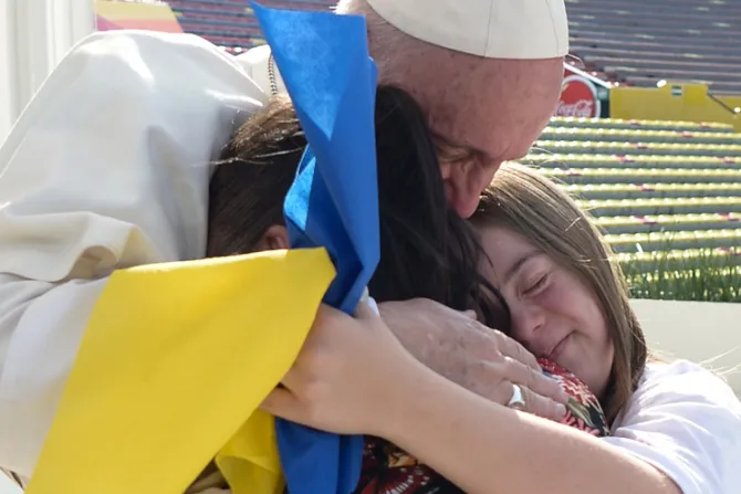 VIDEO: El emotivo abrazo del Papa Francisco y dos jóvenes con discapacidad en México