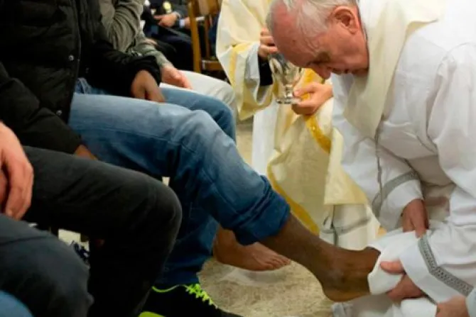 El Papa Francisco lavará los pies de doce ancianos y discapacitados en Jueves Santo