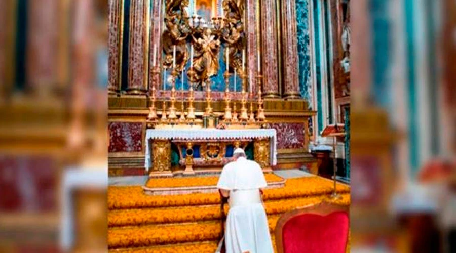 El Papa Francisco reza en Santa María la Mayor. Foto referencial: L'Osservatore Romano?w=200&h=150