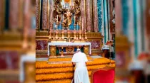 El Papa Francisco reza en Santa María la Mayor. Foto referencial: L'Osservatore Romano