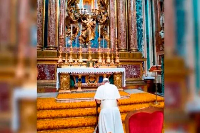 Papa Francisco reza en Santa María la Mayor para encomendar su viaje a Suecia