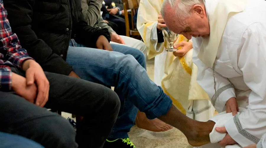 Papa Francisco lava los pies en Casal del Marmo en 2013. Foto L'Osservatore Romano?w=200&h=150